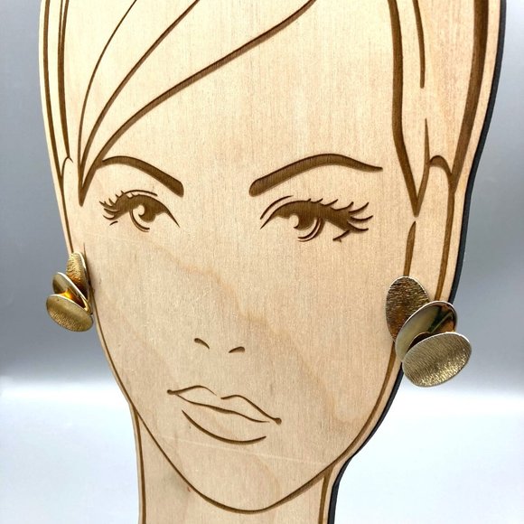 Chic Vintage Flared Thumbprint Earrings, Unique Gold Tone Clip Ons - Picture 4 of 5